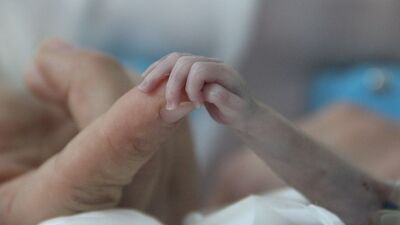 'Parmak bebek' hayata tutundu