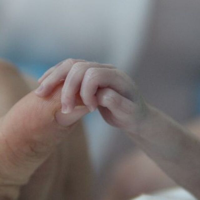 'Parmak bebek' hayata tutundu