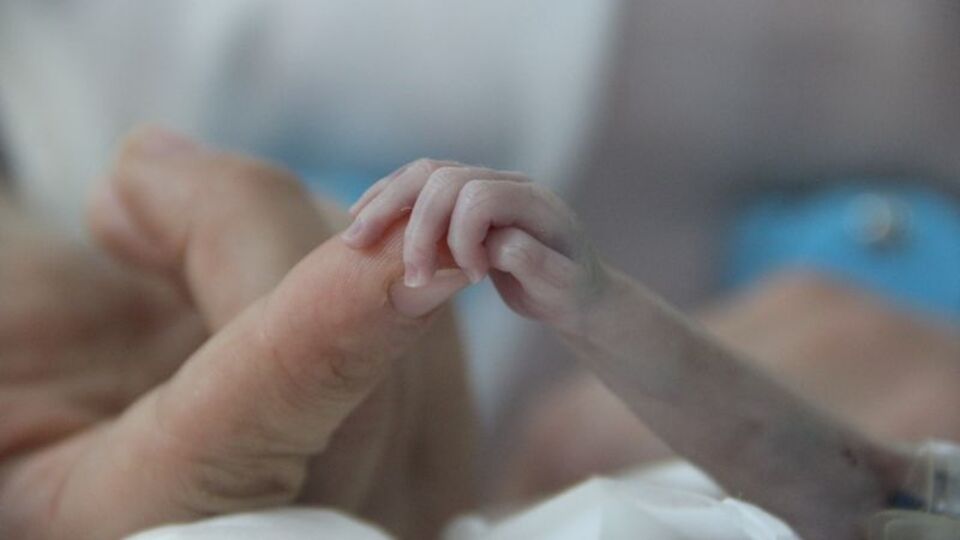 'Parmak bebek' hayata tutundu