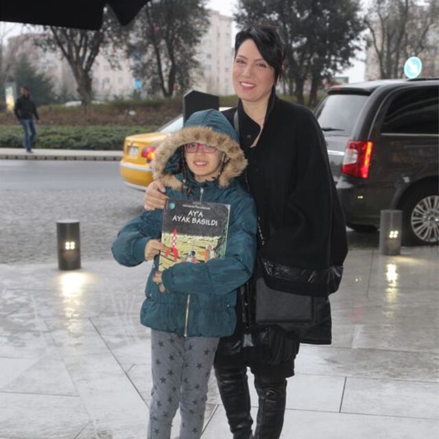 Sibel Tüzün kızıyla eğlendi