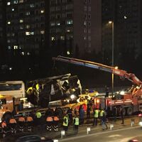 Üç parçaya ayrılan metrobüs vinçlerle kaldırıldı