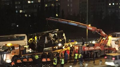 Üç parçaya ayrılan metrobüs vinçlerle kaldırıldı