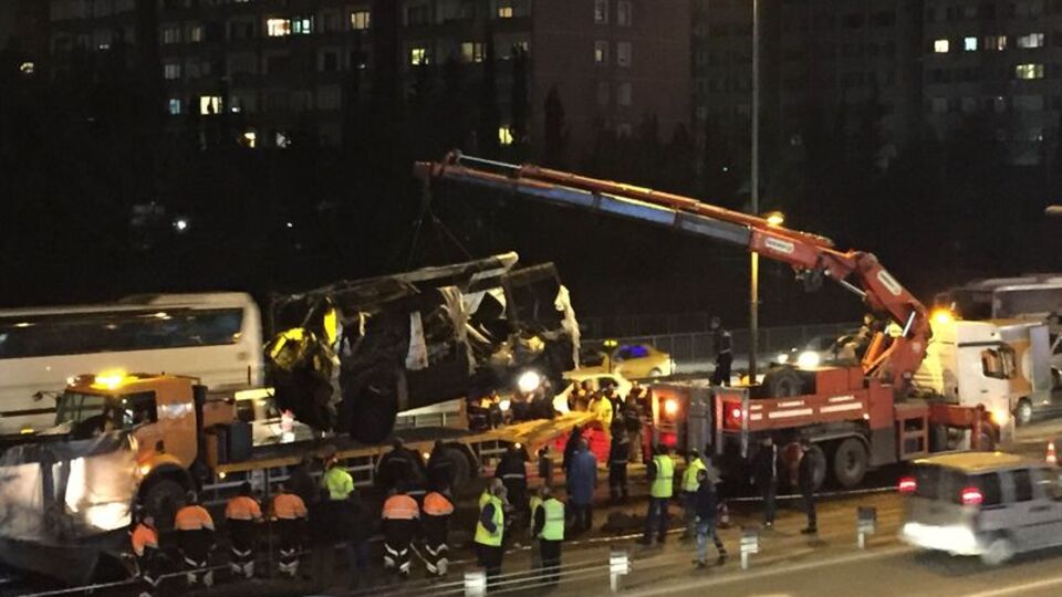 Üç parçaya ayrılan metrobüs vinçlerle kaldırıldı