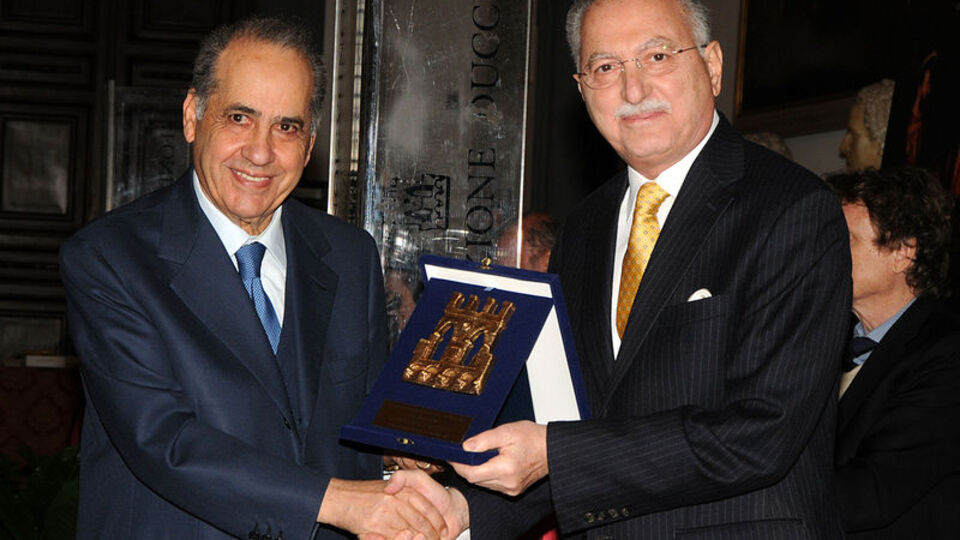 Ekmeleddin İhsanoğlu'na sürpriz ödül!