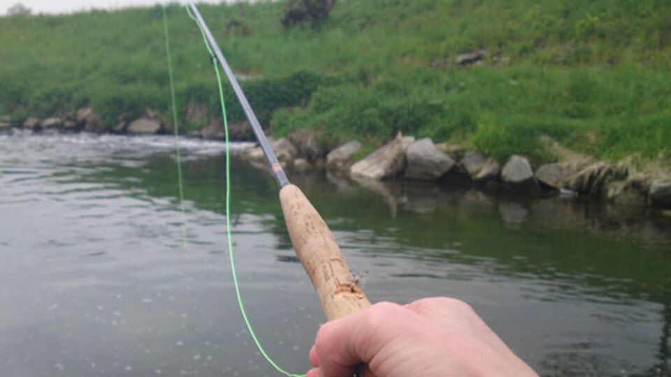 Amatör balıkçının oltasına ceset takıldı