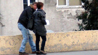 Kafasını yaran sevgilisi ile karakoldan böyle çıktı!