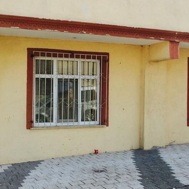 Sultanbeyli'de bir evin penceresine bırakılan bomba patladı