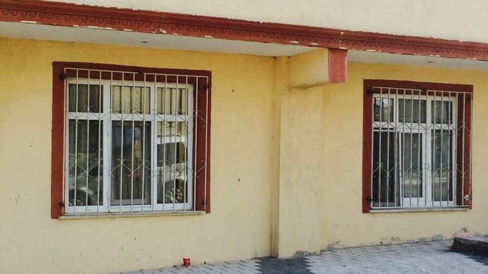 Sultanbeyli'de bir evin penceresine bırakılan bomba patladı