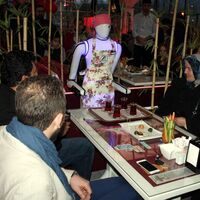 Bu kafede garsonlar robot!