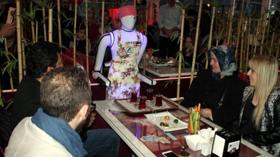 Bu kafede garsonlar robot!