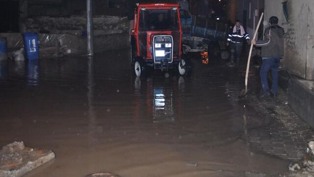 Uşak'ta dere taştı, köy sular altında kaldı