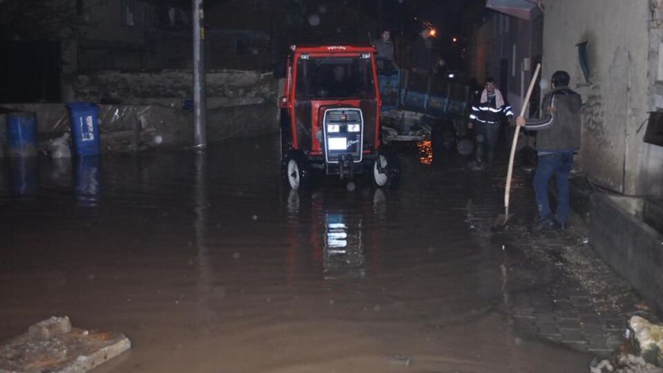 Uşak'ta dere taştı, köy sular altında kaldı