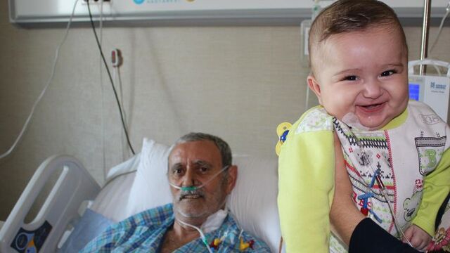 Fırat'ın karaciğeri 2'ye bölündü 7 aylık bebeğe ve dedeye can oldu