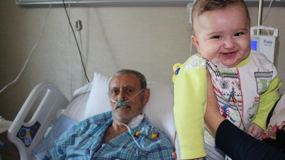 Fırat'ın karaciğeri 2'ye bölündü 7 aylık bebeğe ve dedeye can oldu