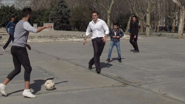 Çocuklarla futbol oynadı