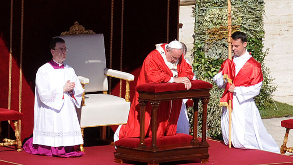 Papa, Germanwings kurbanları için dua etti