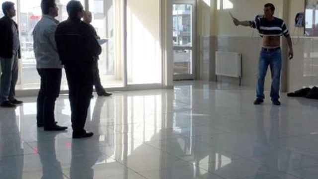 Cezanın ertelendiğini anlamayınca bıçakla adliyeyi bastı!