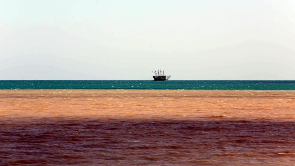 Antalya Körfezi çamur deryasına döndü