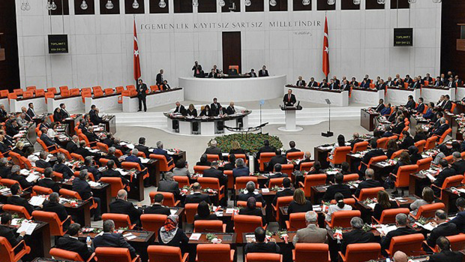 Seçilme yaşı 18'e iniyor!