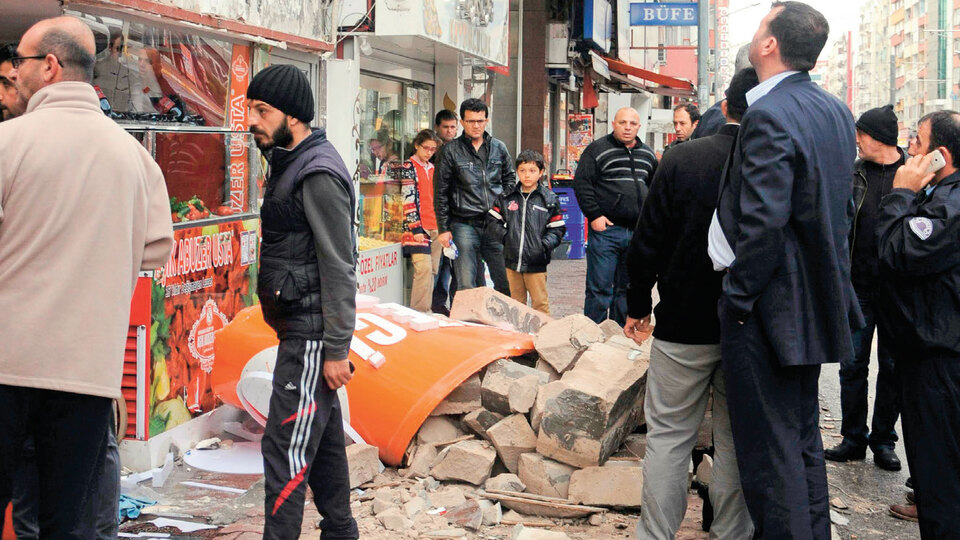 İnanılmaz olay! Kaldırımda yürürken...