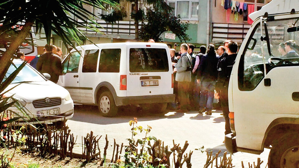 Eşini bıçakla rehin aldı