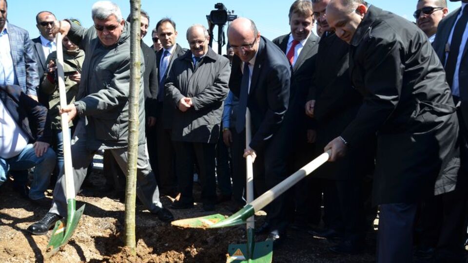Biri ağaç dikti, diğeri kaynak yaptı