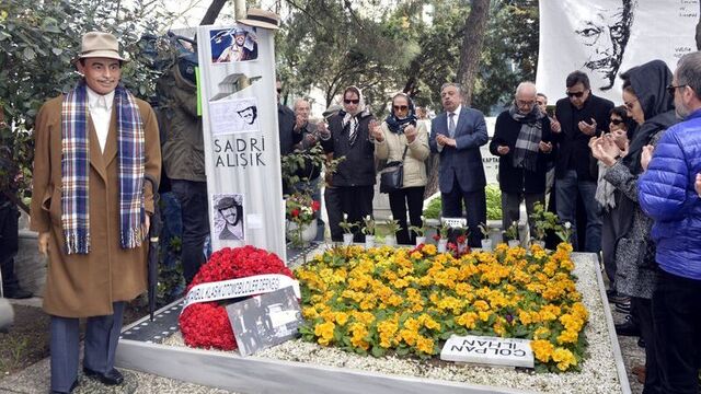 'Acıyla' karışık Sadri Alışık