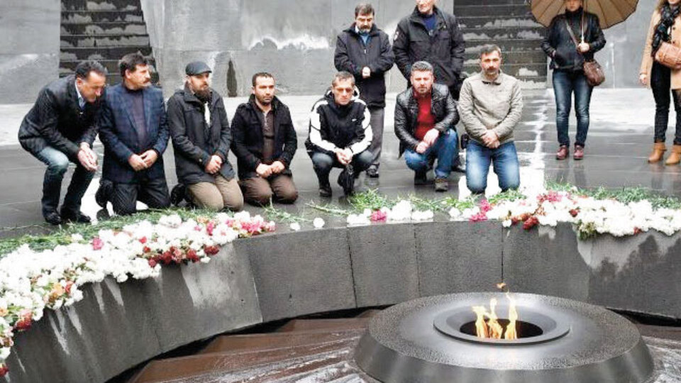Erivan'a gidip 'soykırım' anıtına karanfil bıraktılar