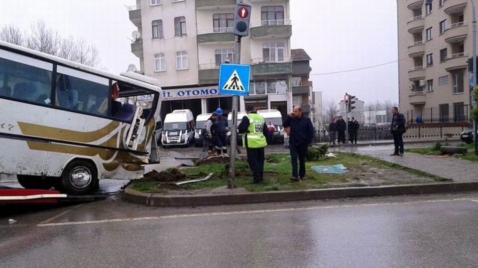 Samsun'da feci kaza: 1 ölü, 19 yaralı