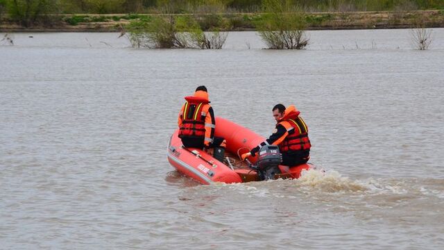 Botları patlayan Suriyeliler nehrin ortasında mahsur kaldı