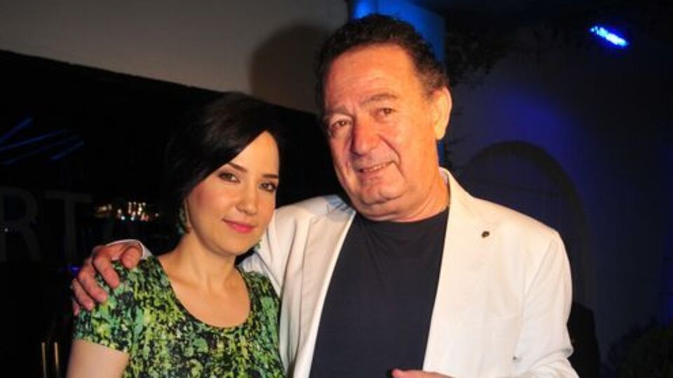 Yeni şarkılarını eşi söyleyecek