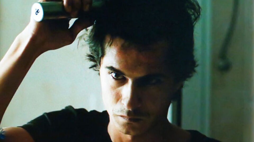 Saçlarını kazıdı!