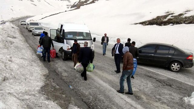 Çığ düştü 11 saat mahsur kaldılar