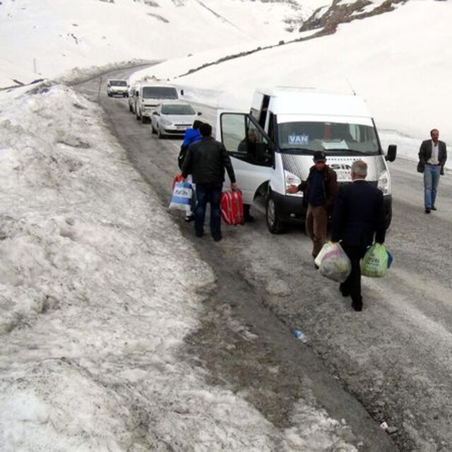 Çığ düştü 11 saat mahsur kaldılar