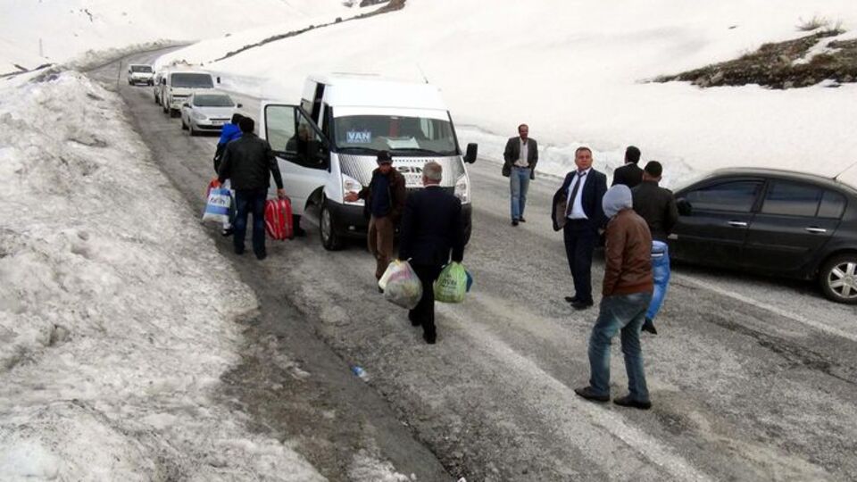 Çığ düştü 11 saat mahsur kaldılar