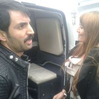 "Ellerini küçük parçalara bölüp..."