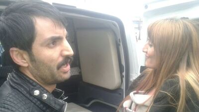 "Ellerini küçük parçalara bölüp..."