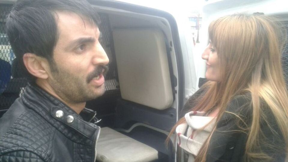 "Ellerini küçük parçalara bölüp..."