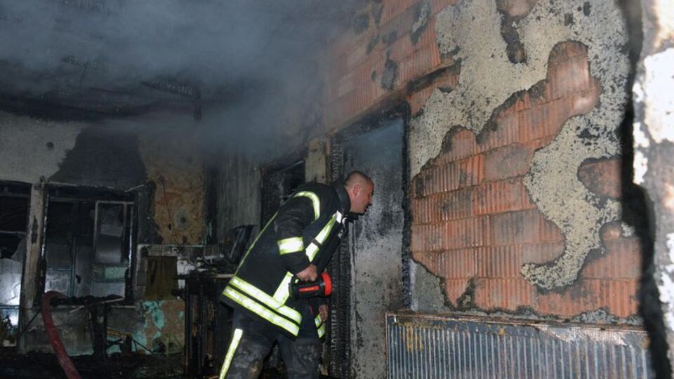 Banyoya kaçtı ama alevlerden kurtulamadı!