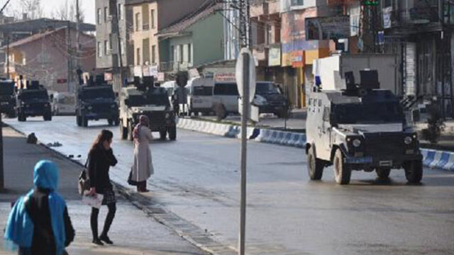 Yüksekova'da askeri konvoya taşlı saldırı
