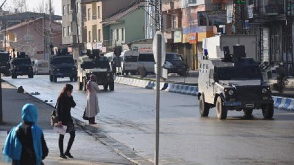 Yüksekova'da askeri konvoya taşlı saldırı