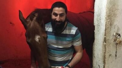 Atını kiviyle besliyor