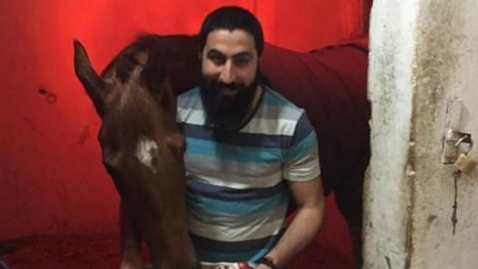 Atını kiviyle besliyor