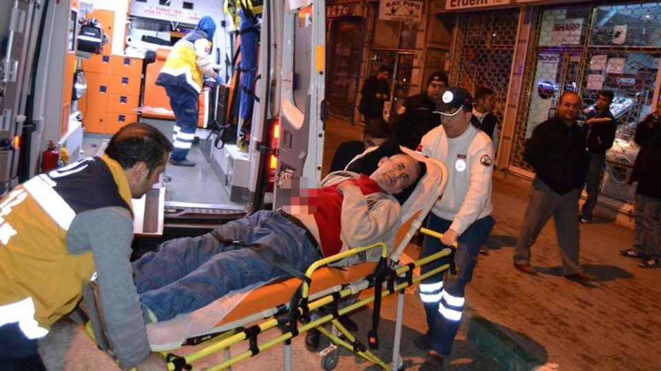 Karnına sapladığı bıçakla hastaneye kaldırıldı
