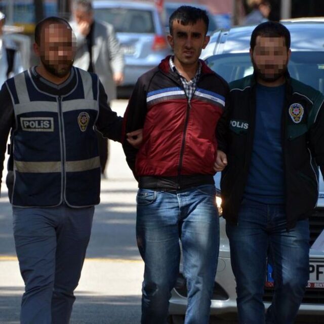 Polislere uyuşturucu satmaya kalktı