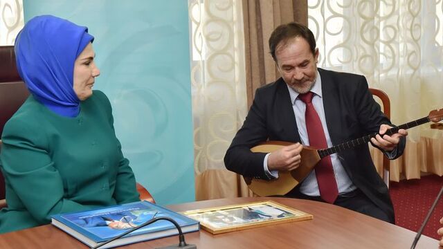 Emine Erdoğan o şarkının orjinalini dinledi