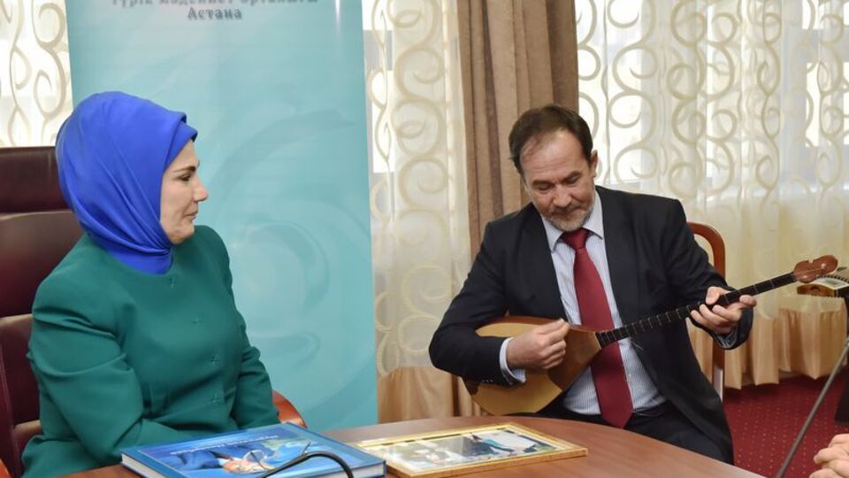 Emine Erdoğan o şarkının orjinalini dinledi