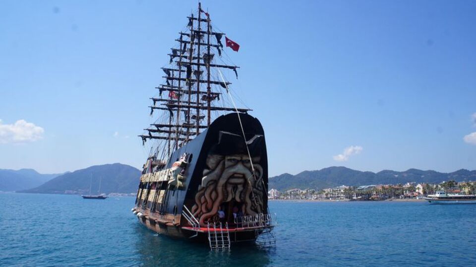 Marmaris'te korsan gemisi Barbossa