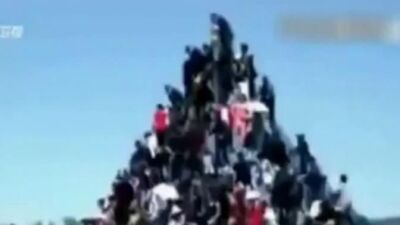 100 kişinin tırmandığı piramit yerle bir oldu!