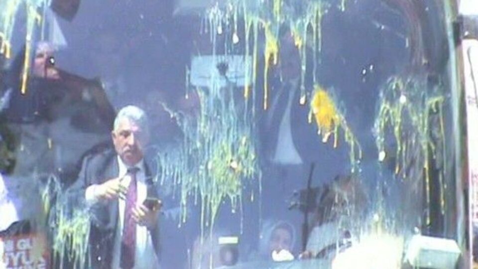 AK Parti milletvekili adaylarına taşlı ve yumurtalı saldırı